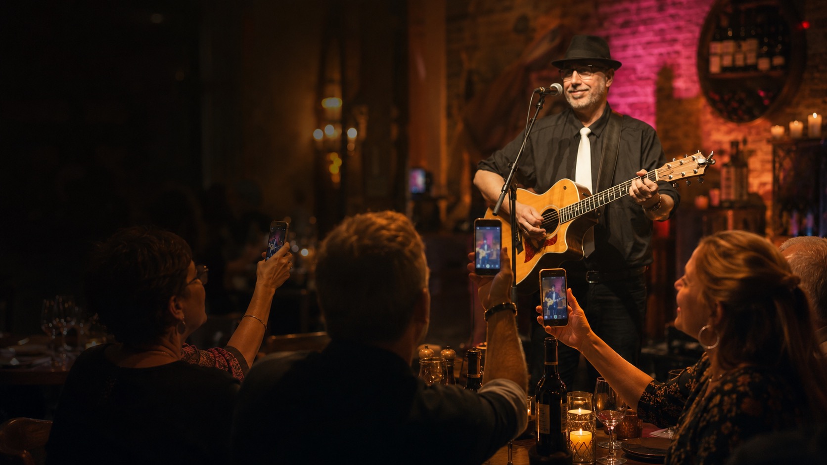 Le public lève son téléphone pendant le concert