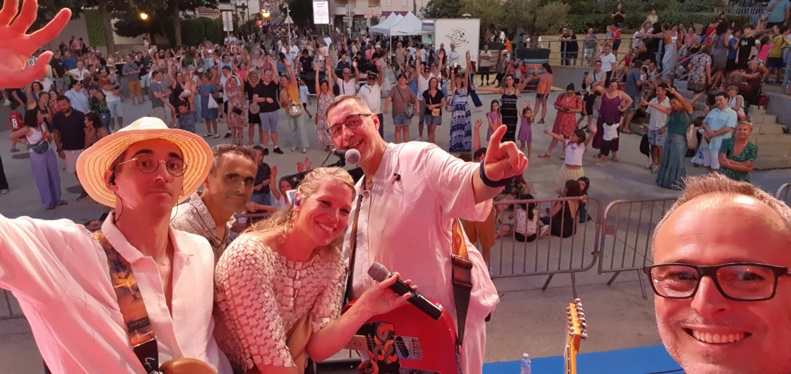 Le trio devant le public, en fin de concert