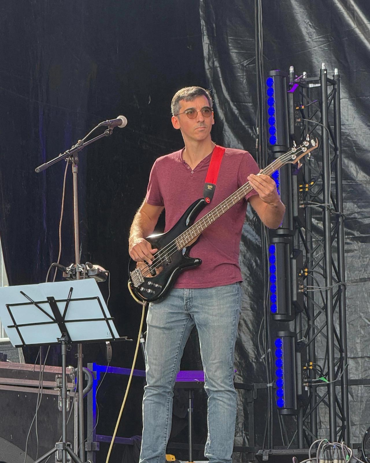 Quentin à la basse, sur la grande scène
