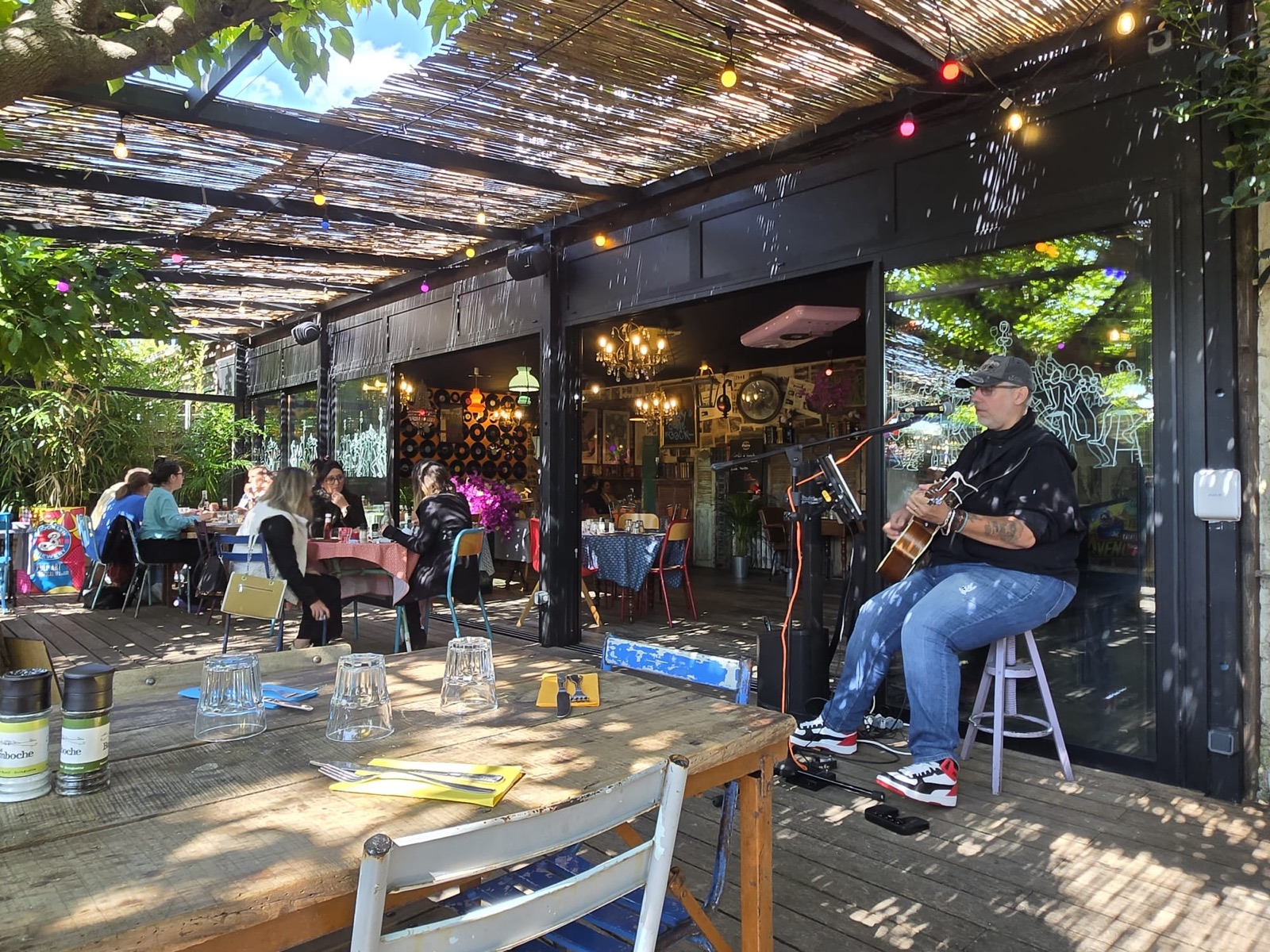 En terrasse, sous la pergola