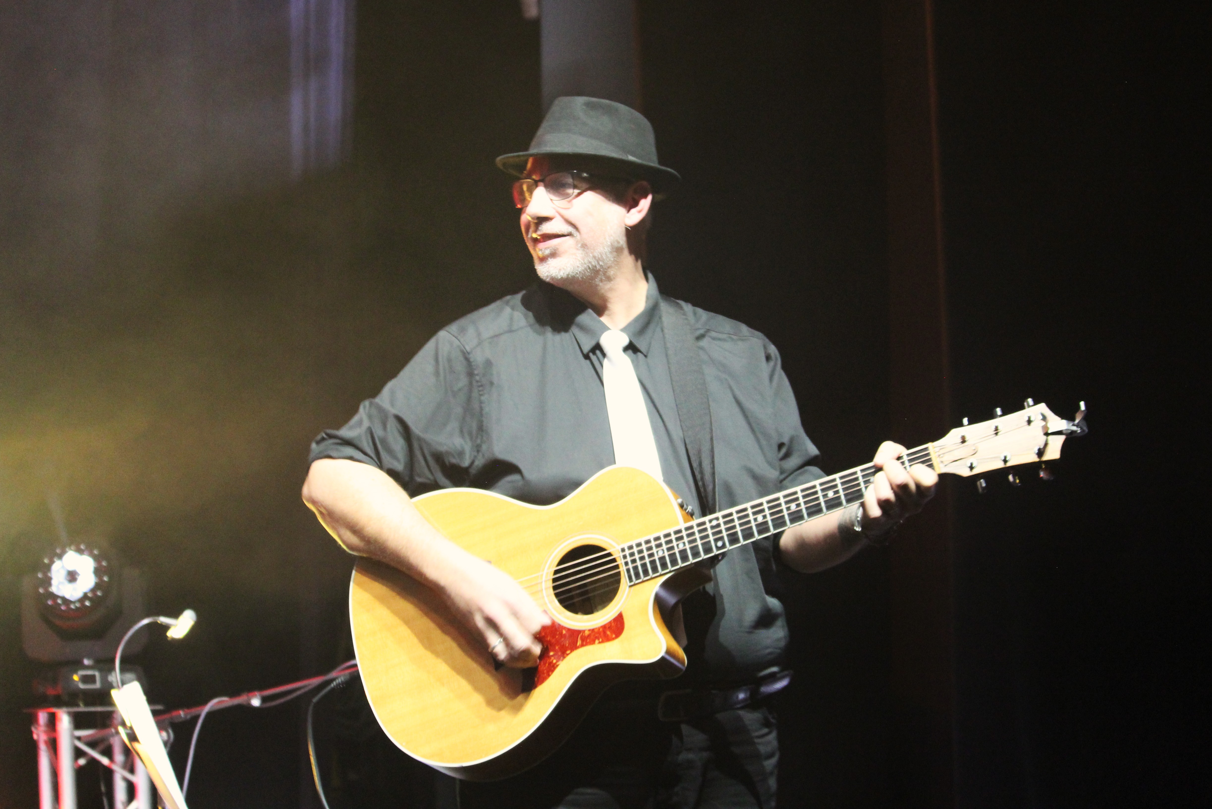 Voix et guitare sur scène